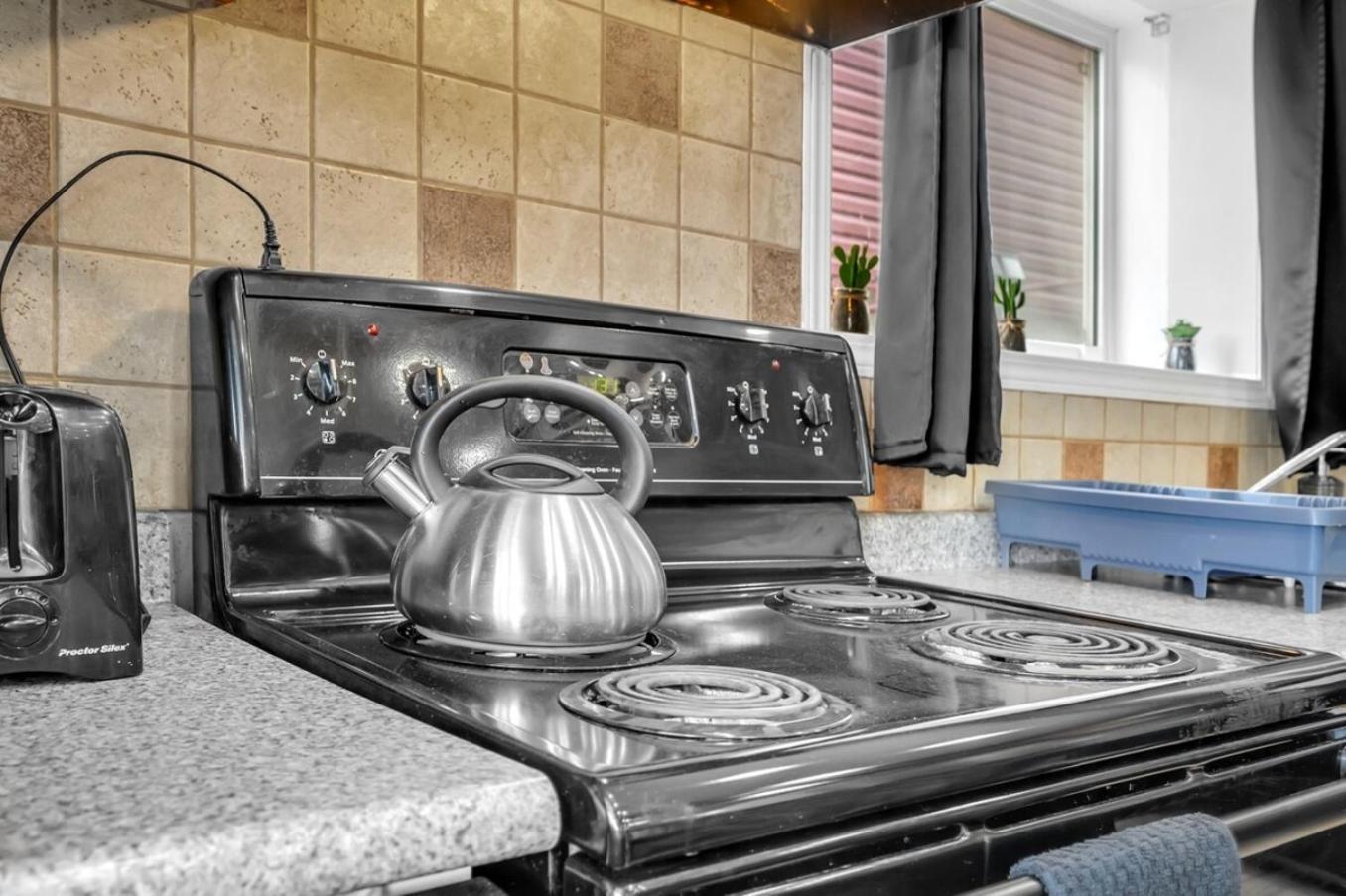 YYC 52-3 Bed Suite On Lake Central Ac By Airport מראה חיצוני תמונה