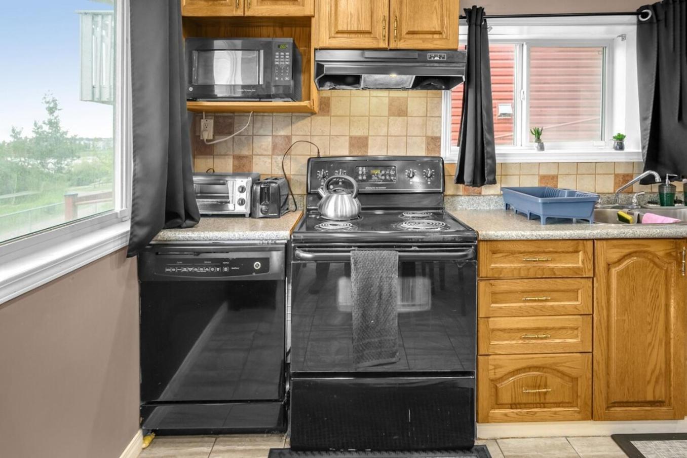 YYC 52-3 Bed Suite On Lake Central Ac By Airport מראה חיצוני תמונה
