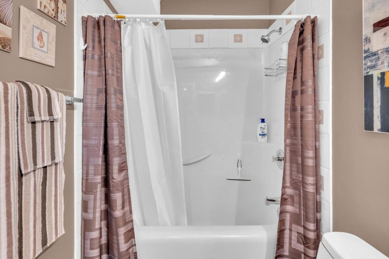 YYC 52-3 Bed Suite On Lake Central Ac By Airport מראה חיצוני תמונה