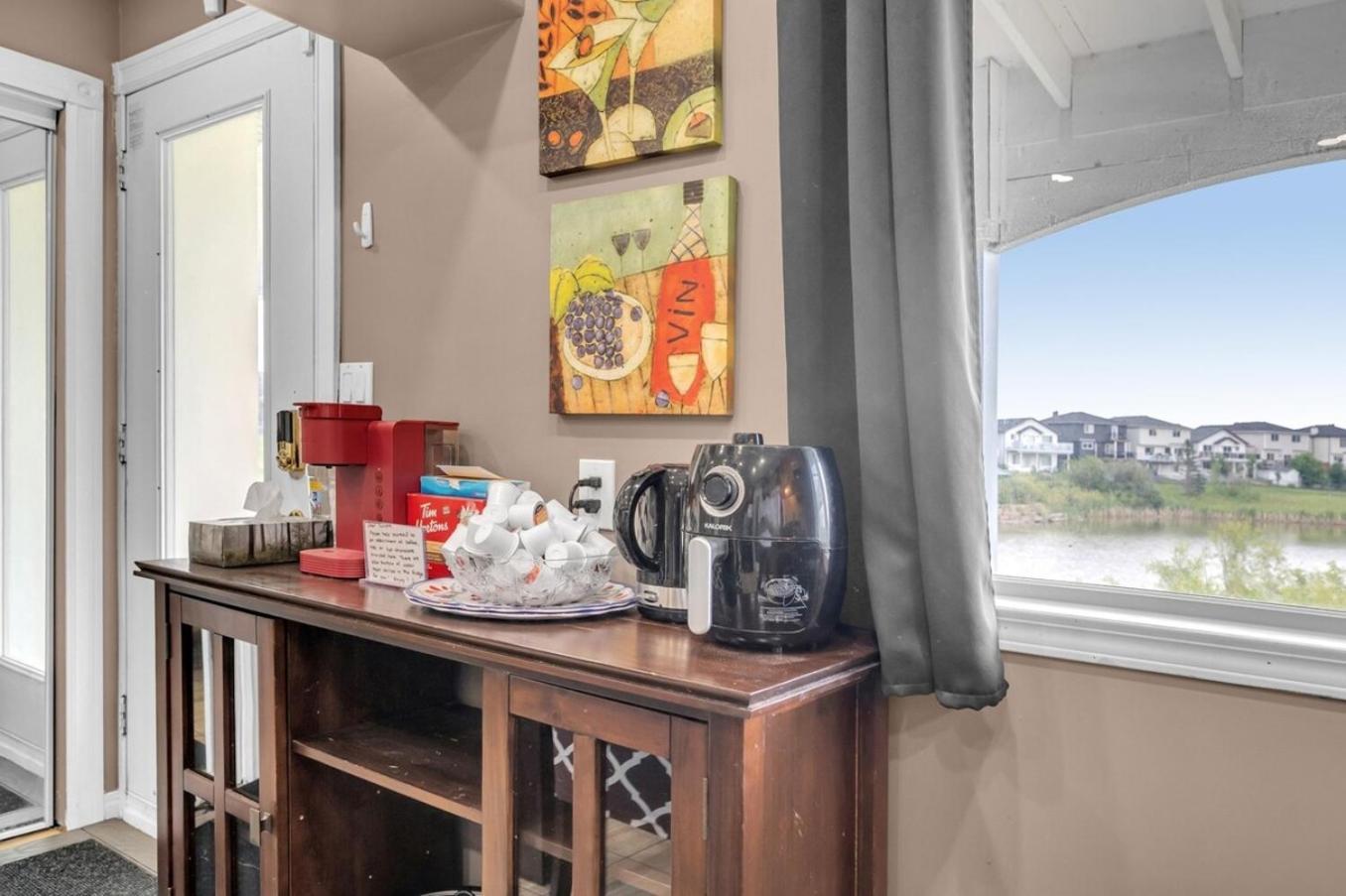 YYC 52-3 Bed Suite On Lake Central Ac By Airport מראה חיצוני תמונה